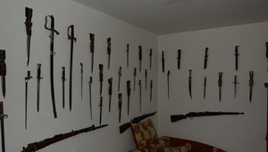 Vášnivý zberateľ nelegálnych vecí. Na stenách mu viseli nože a zbrane