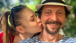 Herec Lukáš LATINÁK žiari, o 18 rokov mladšia frajerka mu prospieva: POZRITE, ako skvelo vyzerá!