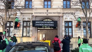 VIDEO: Tajná akcia aktivistov. Na budove ministerstva vyvesili transparent