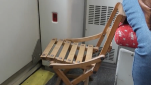 Aj takto vyzerá cesta vlakom po Slovensku v 21. storočí. Pani si musí pomáhať stoličkou