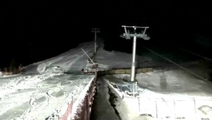 Nebezpečná zábava: Pri nočnom lyžovaní na zjazdovkách hrozia kolízie s ratrakmi