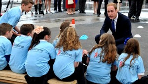 Princ William strážil deti na ihrisku