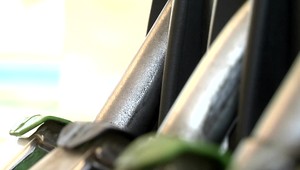 Ceny benzínu a nafty pomaly klesajú. Výraznejší pokles by mal prísť koncom jesene