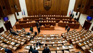 Poslanci rozhodujú aj o kvalifikáciách Slovákov študujúcich v zahraničí