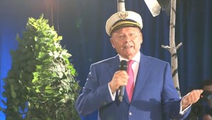 Exprezident Schuster mal premiéru na pódiu. Predviedol vlastný koncert