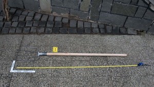 Agresívny muž (78) bodol vidlami 82-ročného muža. Kričal, že ho zabije