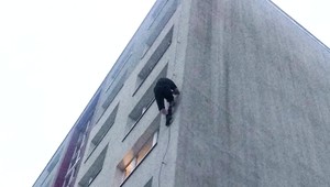 VIDEO: Hazardovanie so životom? Muž vyšiel z okna a po bleskozvode sa snažil zísť dole