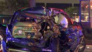 Zlodejovi to veľmi nevyšlo. Ukradol sanitku, takmer zrazil chodca a zdemoloval niekoľko áut