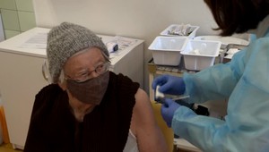 Seniori majú problém s objednávaním na očkovanie: Bez pomoci to mnohí urobiť nevedia