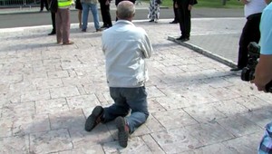 Obyvateľ Vranova vítal Fica na kolenách: Vážim si ho ako Pannu Máriu