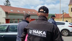 NAKA zasahuje neďaleko Bratislavy. Starostu odviedli policajti
