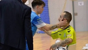 Nevídané gesto fair play! Rútil sa sám na brankára a... Koľkí z 10 by to spravili?!