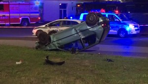 Policajná naháňačka skončila vážnou nehodou. Mladík (17) zrazil troch tínedžerov