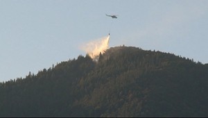 Hasiči sa zapotili. V náročnom teréne hasili celú noc