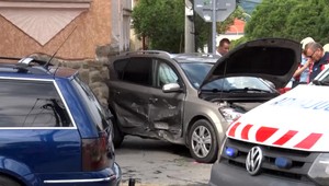 Nehoda pri prešovskej nemocnici. Jedno z áut skončilo v rodinnom dome