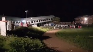 Vlak sa zrazil s nákladným autom. Nehoda si vyžiadala dvoch mŕtvych a viacero zranených