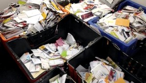 Dvojica poštárov vyhadzovala listy. Doručovali len zásielky, za ktoré inkasovali