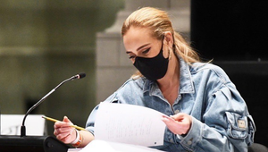 Vyzerá famózne! Adele ukázala svoju perfektnú postavičku v obtiahnutých šatách!