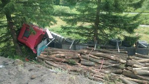 FOTO: Kamión sa po nehode zakliesnil medzi stromami