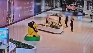 Agresívny Bratislavčan napadol ochrankára. Pri zásahu mu našli drogy