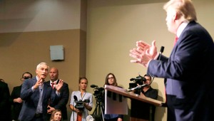 Trump mal konflikt s novinárom, nechal ho vyhodiť z tlačovky