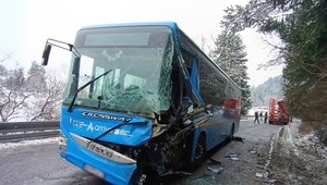 Vážna zrážka autobusu s nákladným autom. Nehoda zablokovala dopravu