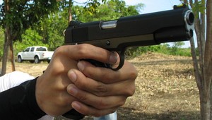 Matku svojich detí si pomýlil so zlodejom a strieľal!