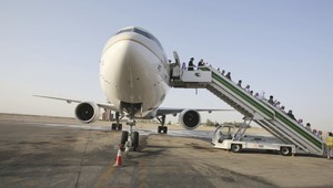 Matka nechala svoje dieťa na letisku.Pilot otočil lietadlo a vrátil sa