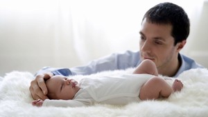 Otec spal s bábätkom. Keď sa zobudil, bolo mŕtve