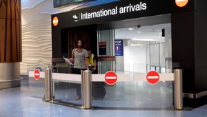 Utečenec a žurnalista Boochani sa po 6 rokoch dostal na slobodu. Doslova sa z nej vypísal