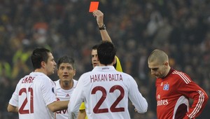 Osemfinále pohára UEFA prinieslo 42 žltých a 2 červené karty