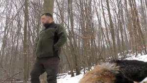 Matúšovi zo Sniny niekto zastrelil psov. Po neúspešnom policajnom vyšetrovaní začal pátrať po páchateľovi sám