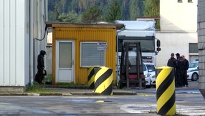 Vodič nákladiaka pri vykladaní zistil, že viezol čiernych pasažierov. Najmladší má len 18 rokov