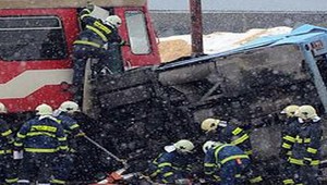 Pri zrážke autobusu s vlakom zahynulo sedem žien a päť mužov