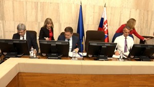 Vláda odobrila milióny na výstavbu ciest a diaľníc. Pri schvaľovaní ale premiér chýbal