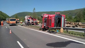 Vážna nehoda na R1. Vodič kamiónu dostal defekt