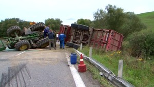 FOTO: Mladý 21-ročný vodič sa prevrátil s traktorom
