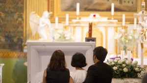 Desiatky ľudí sa zišli na rozlúčkovej omši za Henryho, ktorý bol brutálne zbitý v Bratislave