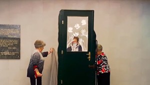 Pamätník rodičov Wintonových detí zničili. Polícia pátra po páchateľoch