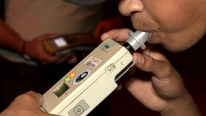 Opitých mladistvých je čoraz viac. Ak ich policajti prichytia, rodičom hrozí nielen pokuta