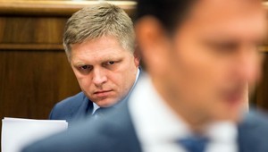 Poslanci rokujú viac ako 24 hodín, videli aj video rapera Ega