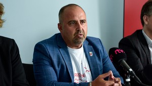 Primátor Revúcej šoféroval opitý. Narazil do plota, skončil v policajnej cele