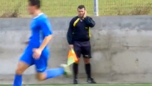 VIDEO. Asistent rozhodcu mal v paži! Telefonoval počas zápasu!