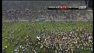 Invázia fanúšikov predčasne ukončila zápas