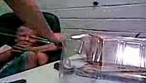 Otrasné: SBSkári týrali dieťa priamo za dverami obchodného centra!