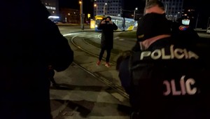 Muž narazil autom do policajta: Jeho šialené konanie zastavila až streľba