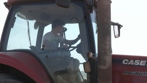 Najmladší traktorista: Samuel riadi traktor od 17 rokov