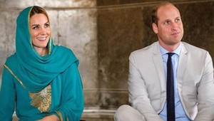 Peklo na palube lietadla s Kate a Williamom! Po zásahu nedoleteli do cieľa!