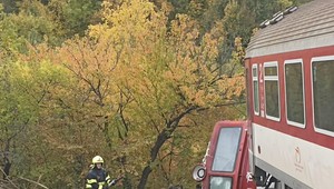 Zásah hasičov pokračuje na mieste nehody v Jablonove nad Turňou