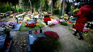 Žena sa pred tyranom ukryla na cintoríne, skončila na psychiatrii